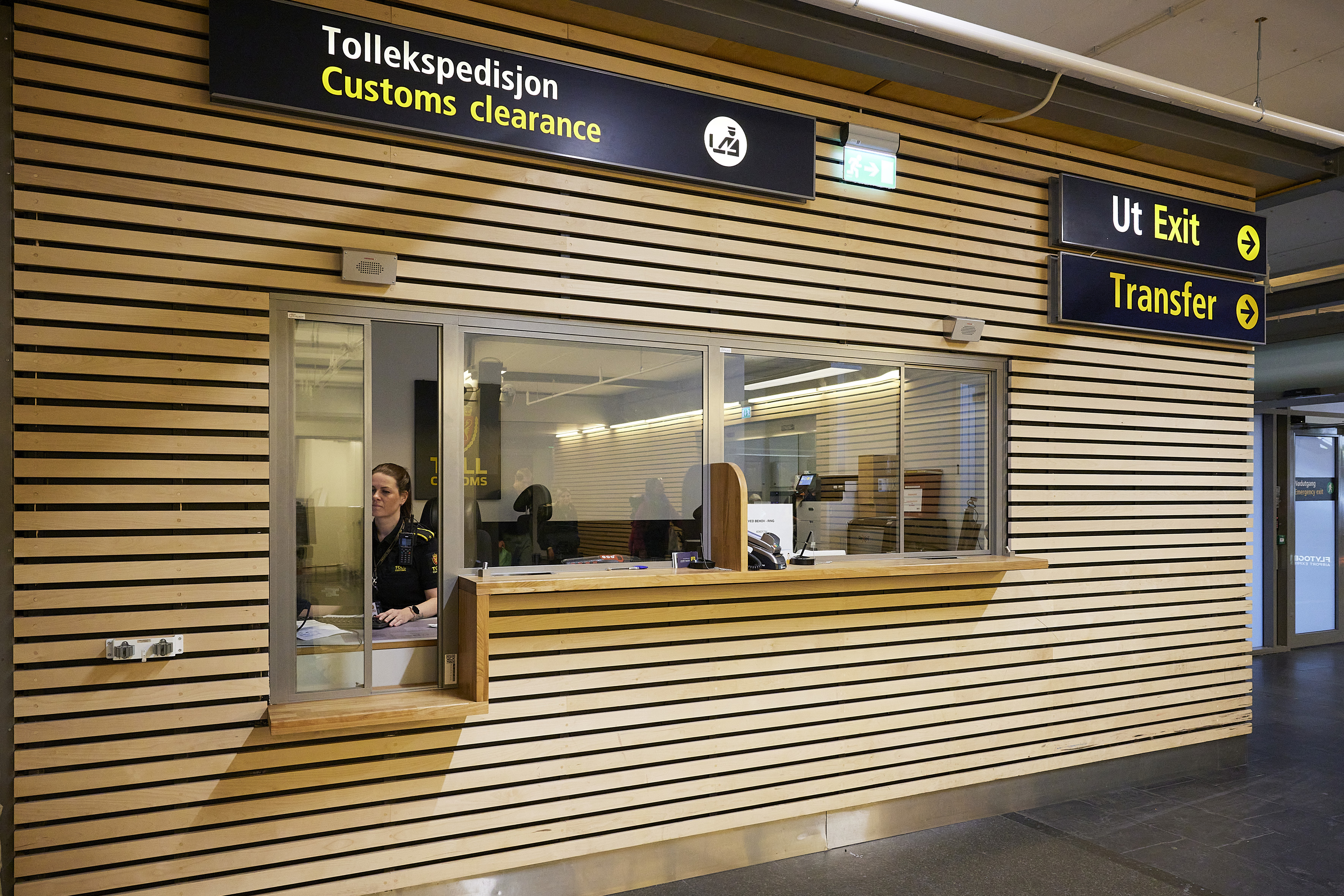 Tollekspedisjon - rød sone flyplass. Foto fra Oslo lufthavn. Foto: Mark Purnell/Tolletaten.