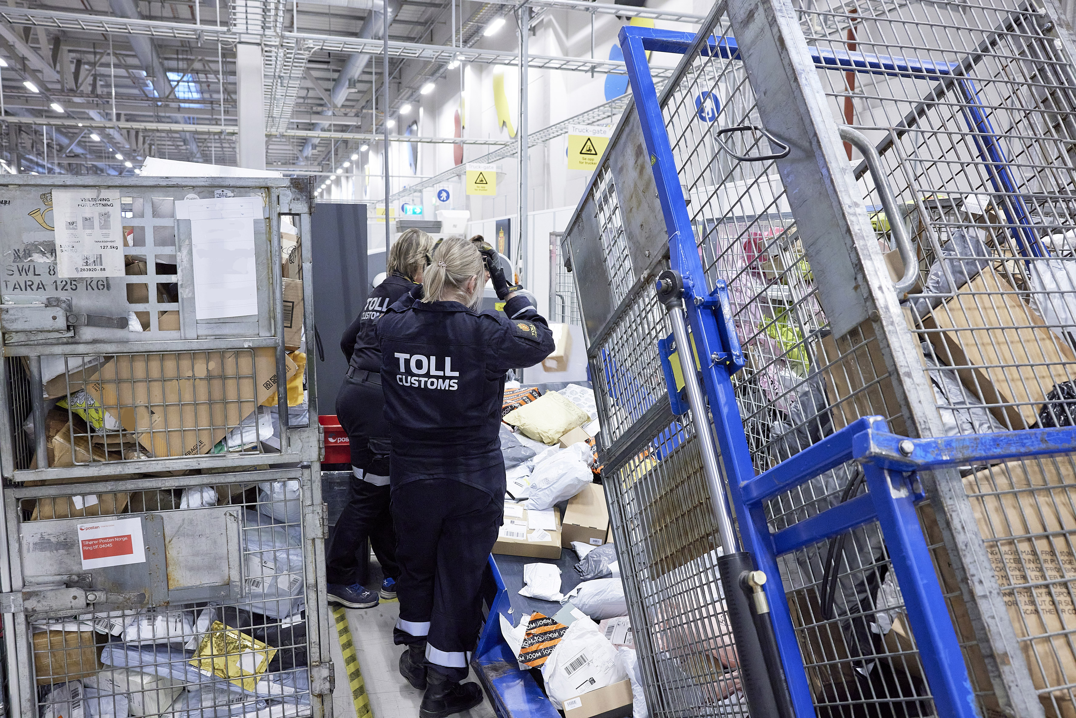 Kontroll av post. Fra Østlandsterminalen Lørenskog. Foto: Mark Purnell/Tolletaten.