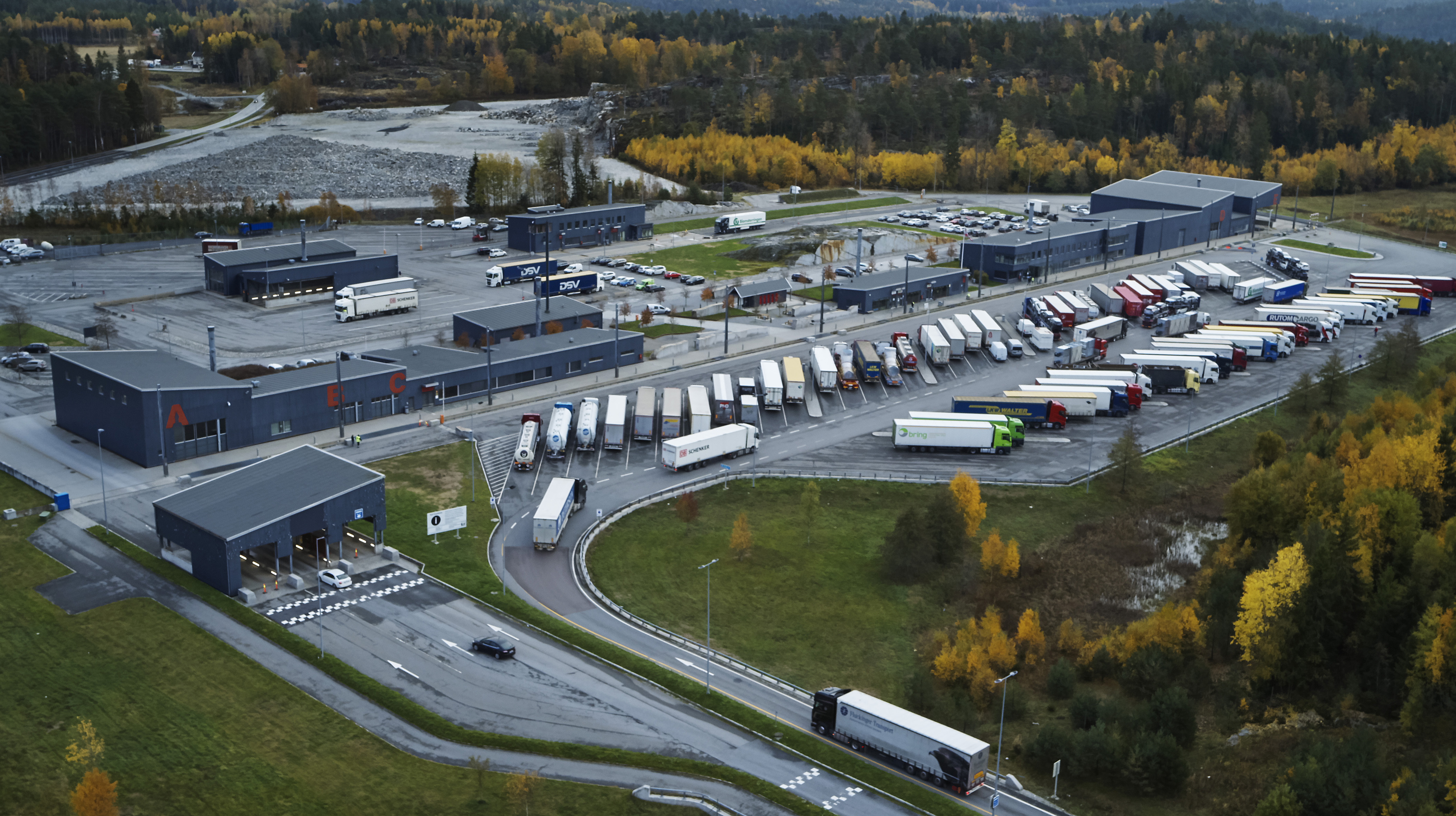 Lastebiler - næringstrafikk. Fra Svinesund. Foto: Bård Gudim/Tolletaten.